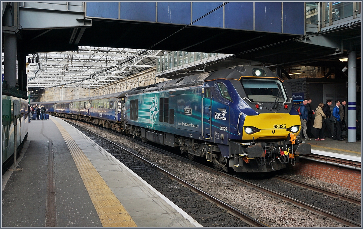 Leider nur als Schnappschuss im Vorbeigehen: die Direct Rail Services Class 68 Eurolight Vossloh /Stadler (68 025) mit einem Scotrail Reisezug in Edinburgh Waverley.
3. Mai 2017