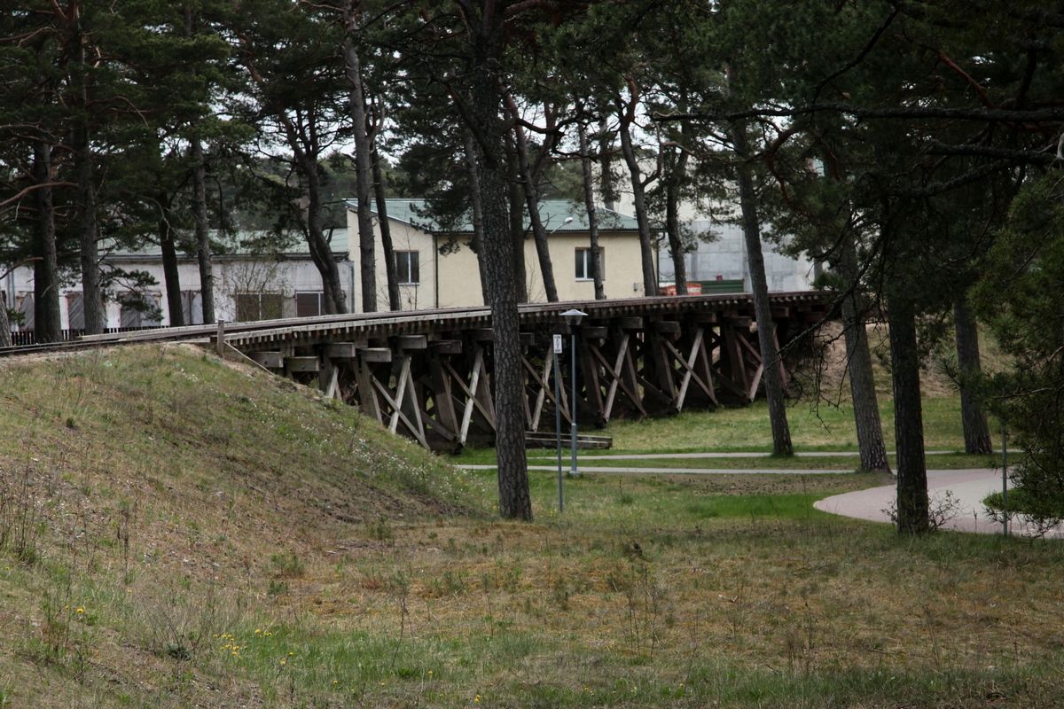 Leider nur aus dem fahrenden Zug zw. der Haltestelle Priedes (Kiefern) und dem Bf Kalns (Berg), der Nachbau einer hölzernen Estakade, am 14.05.2017. Solche Brücken wurden errichtet um aufwändige Erdarbeiten zu vermeiden. Der Nachbau ist 3m hoch und 50m lang.