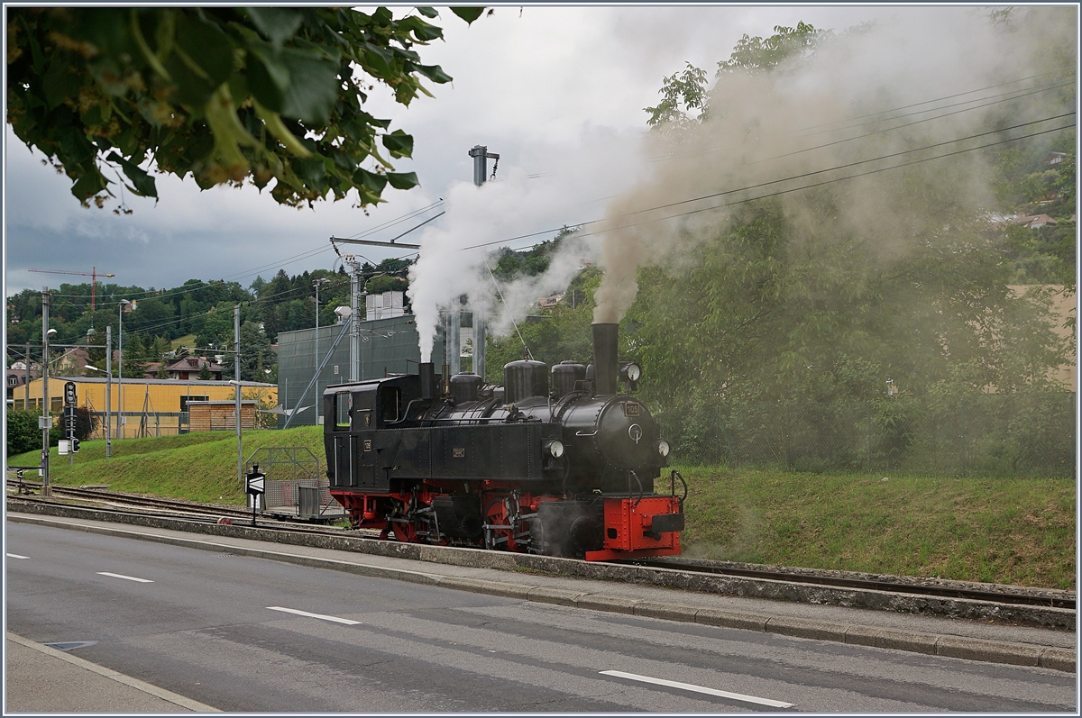 Leider nur ein Bild, doch es rocht und zischte auf herrlichste Art und Weise - Faszination Dampf made by the Blonay-Chamby…

Die G 2x 2/2 105 beim Manöver in Blonay.

14. Juni 2020