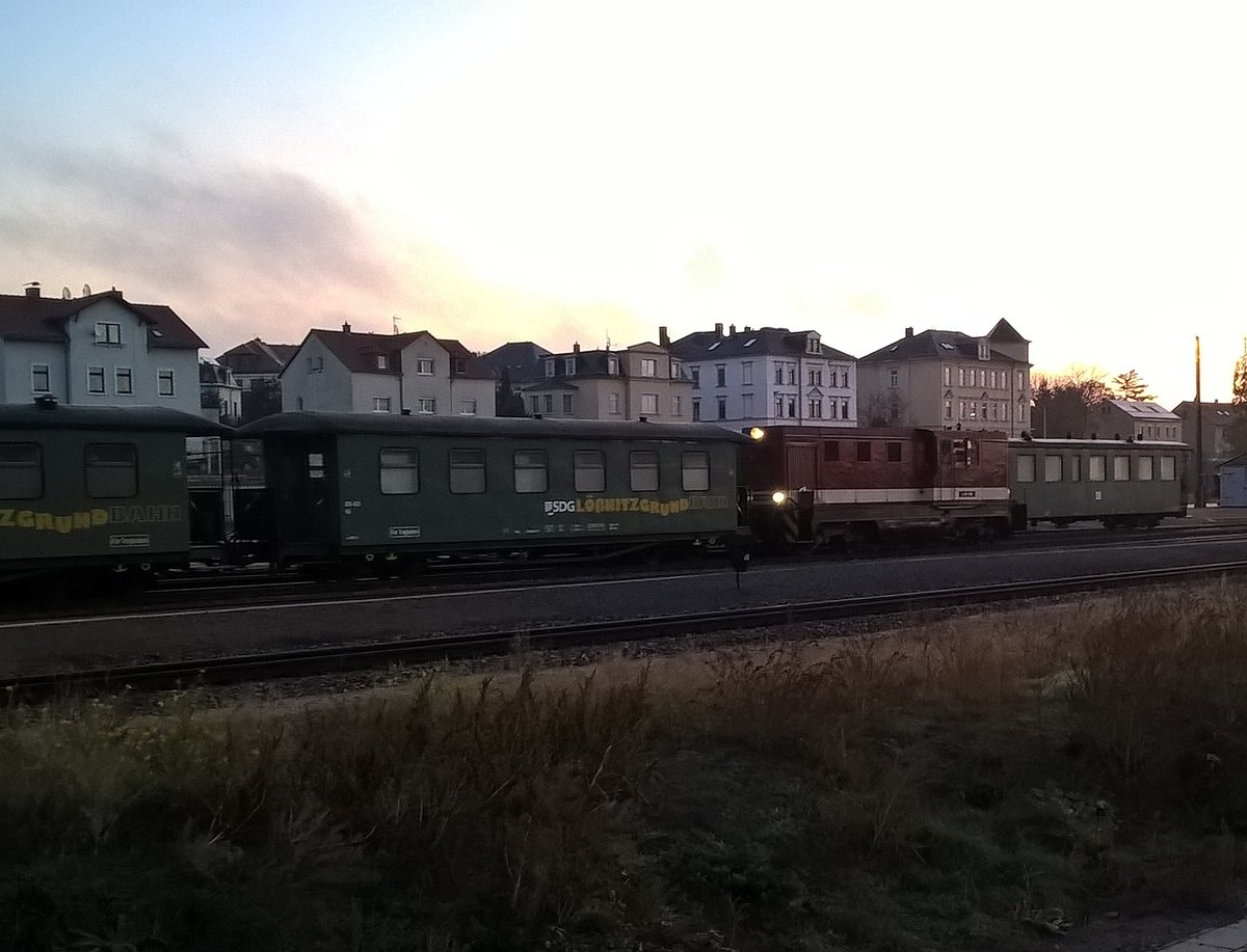 leider nur ein Handy Foto, aber das in Radebeul Ost die Diesellok rangiert, ist eher sehr selten. Aktuell ist keine Dampflok angeheizt, so dass der Diesel mal zum Einsatz
kommt.Hier rangiert L45H um den Zug neu zusammenzustellen. 11.11.2019 06:59 Uhr.