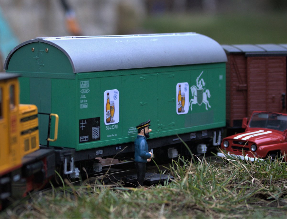 leider nur ein schneller Schnappschuß auf einen mir unbekannten Schmalspurbahnbierkühlwagen.Die erkennbare Gattungsbezeichnung DB  524273 P
kann nicht richtig sein, ausserdem verfügt der Wagen über Drehgestelle, dies ist für einen solchen Kühlwagen untypisch.  Bei dem rechts im Bild gerade noch erkennbaren Jeep dürfte es sich um einen UAS - 469 B  Handeln. 07.03.2021 17:34 Uhr.
Der Kühlwagenaufbau  ähnelt dem Fischkühlwagentyp Ichqrs.