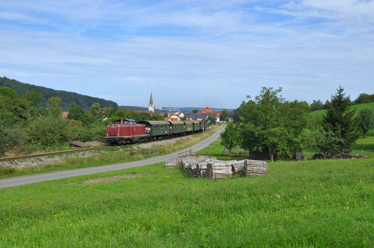Leider ohne Sonne und ohne Dampflok entstand dieses Bild der 212 084 auf der Tlesbahn Nrtingen-Neuffen wo die GES an diesem Sonntag mit ihren Sofazgle unterwegs war.Das Bild entstand im brigen bei Frickenhausen-Linsenhofen am 18.8.2013.