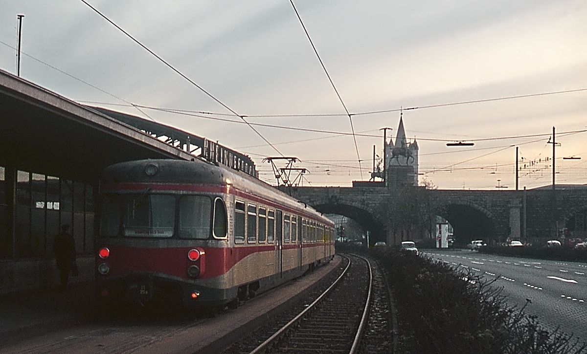 Leider ist die Qualität dieser Aufnahme nicht besonders, da es aber meine einzige Aufnahme eines Doppeltriebwagens und eines KBE-Schnellzuges ist, möchte ich es dennoch zeigen: Neben den Großraumwagen ET 201-204 stellte die Köln-Bonner Eisenbahn auch drei Doppeltriebwagen in Aluminiumbauweise als ET 210-212 in Dienst. Im Dezember 1974 wurde der ET 211 am Rheinuferbahnhof unterhalb der Hohenzollernbrücke aufgenommen, der als Schnellzug nach Bonn auf Fahrgäste wartet. Am 30.08.1975 wurde der Schnellzugverkehr auf der Rheinuferbahn eingestellt. Von den Doppeltriebwagen ist kein Fahrzeug erhalten geblieben, alle drei wurden durch Brände vernichtet, ET 211 und 212 beim Großbrand im Wesselinger Depot am 04.08.1975, ET 210 am 23.10.1976 im Bonner Rheinuferbahnhof. 