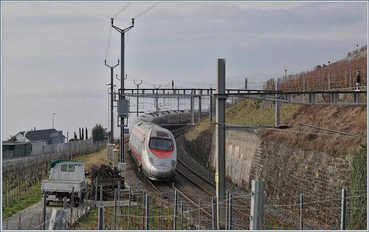 Leider ist die schöne Landschaft nur zu erahnen, aber auch sonst hätte der FS ETR 610 001, unterwegs von Milano nach Genève und bei Cully fotografiert, wohl die Aufmerksamkeint auf sich gezogen. 
30. Jan. 2018