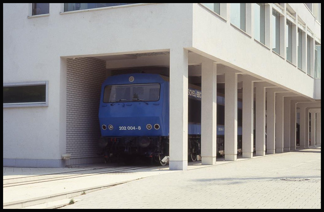 Leider sehr ungünstig für Fotografen wurde die Versuchsträgerlok 202004 hier am 25.6.1993 im Landes und Technik Museum in Mannheim präsentiert.
