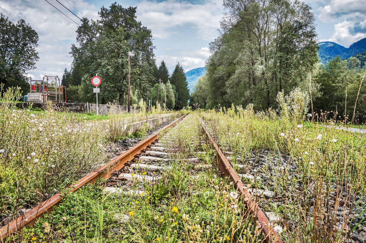 Leider sieht die Gailtalbahn dieses Jahr noch so aus.
Da sich die Übergabe der Infrastruktur von den ÖBB auf das Land Kärnten noch bis in den späten Herbst hinauszögern ist es uns dieses Jahr leider noch nicht gelungen hier wieder einen Zug fahren zu lassen.
Der einzige Zug der dieses Jahr noch die Strecke befahren wird ist der Unkrautvernichtungszug, dieser steht jedoch seit einiger zeit defekt im TS-Werk Knittelfeld.
Aufgenommen am 20.8.2017 in Postran.