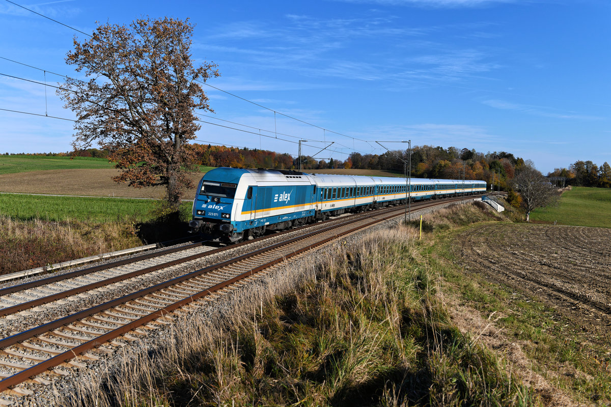 Leider sind die Alex Züge im Allgäu inzwischen Geschichte. Seit Fahrplanwechsel im Dezember 2020 hat DB Regio die Leistungen übernommen. Triebwagen der Baureihe 612 kommen nun statt der klassischen lokgeführten Reisezüge zum Einsatz. Gerne bin ich mit den ehemaligen Bundes- und Reichsbahn Schnellzugwagen gereist, die stets gepflegt und sauber waren. Aus Fotografensicht hatten die Alex-Züge auch einiges zu bieten. Attraktives Farbschema, stets  Lok voraus  geführt und bei den ER 20 gab es auch einige Exoten, die zum Einsatz kamen. Aber leider war die Betriebsführung auf dem Südast gelegentlich wenig zuverlässig. Dies führte letzlich neben weiteren Gründen zum Verlust der Leistungen. Am 31. Oktober 2020 konnte ich die 223 071 mit dem ALX 84110 auf der Fahrt nach Lindau bei Kottgeisering fotografieren.  