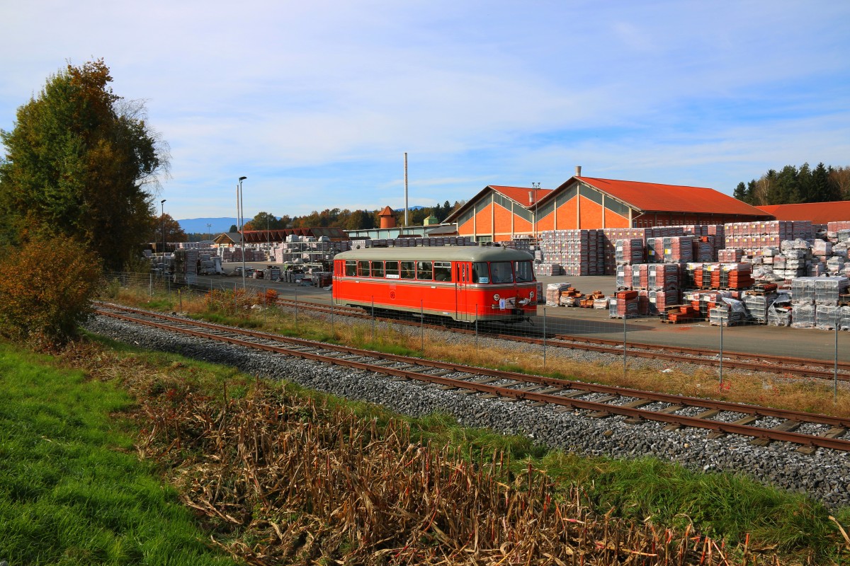 Leider sonst nicht mehr befahren ist das Gleis des Ziegelwerkes Gleinstätten. Sonderzug mit VT10.02 am 25.Oktober 2015