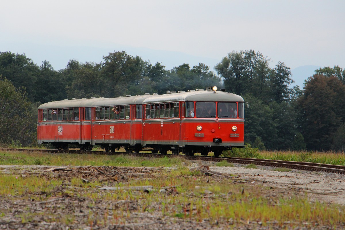 Leider spielte das Wetter nicht so ganz mit sodass wir leider nur Bilder ohne Sonne vor die Linse bekamen. Hier im Bild der gänzlich gefüllte Sonderzug zur Eröffnung des  Zeggern   2014. Von solchen Fahrten träumen wohl so manche Eisenbahnvereine. Gasselsdorf am 30.08.2014