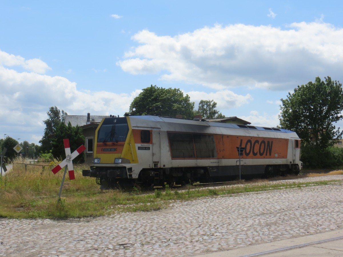 Leider stört das Lf 4 etwas am Lokkasten, aber trotzdem habe ich versucht die LOCON 401 am 10.07.2015 am Bahnübergang zum Industriegebiet in der Stoltenhäger Straße in Grimmen-Schützenplatz in die Kamera zu bekommen. 