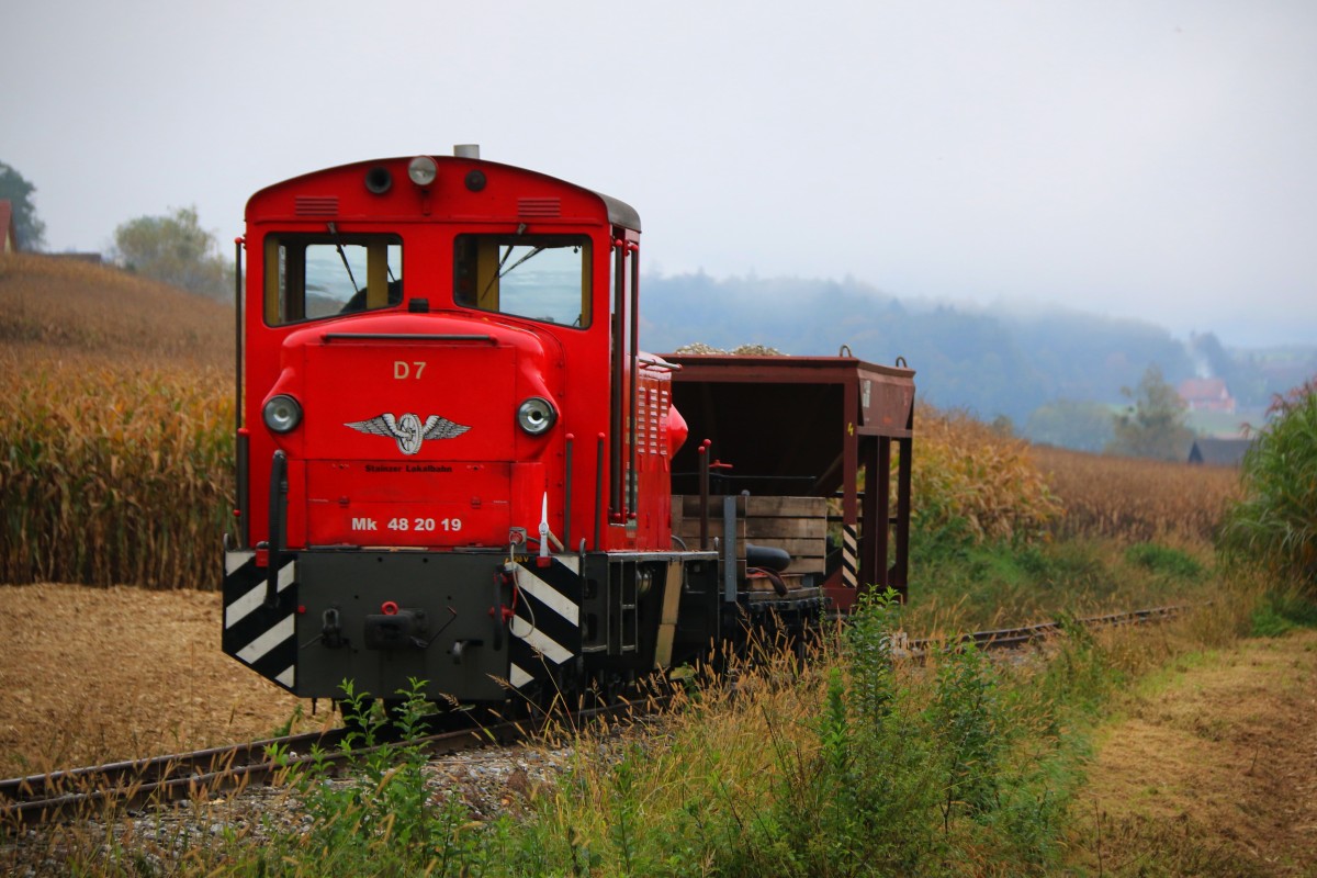 Leider unbeleuchtet wartet MK48.2019 auf ihren nächsten Einsatz an der Baustelle nächst km 4,2. 9.10.2015