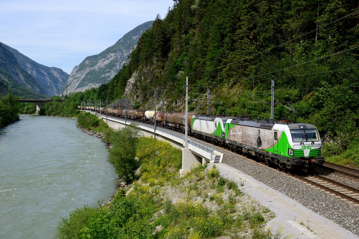 Leider verschlechterten sich die Wetterbedingungen am Nachmittag des 27. Mai 2016. Bei nicht mehr ganz optimalen Lichtverhältnissen passierte der SLGAG 47895 von Hagen-Kabel nach Ljubljana meinen Standpunkt bei Sulzau. Trotzdem war mir der Zug eine Aufnahme wert - war doch die frisch gewaschene 193 831 der SETG an der Spitze. Diese trägt eine Seiten-Beklebung, die an den österreichischen Mathematiker und Physiker Christian Doppler erinnert. Zweite Lok des Tandems war die 193 814.
 