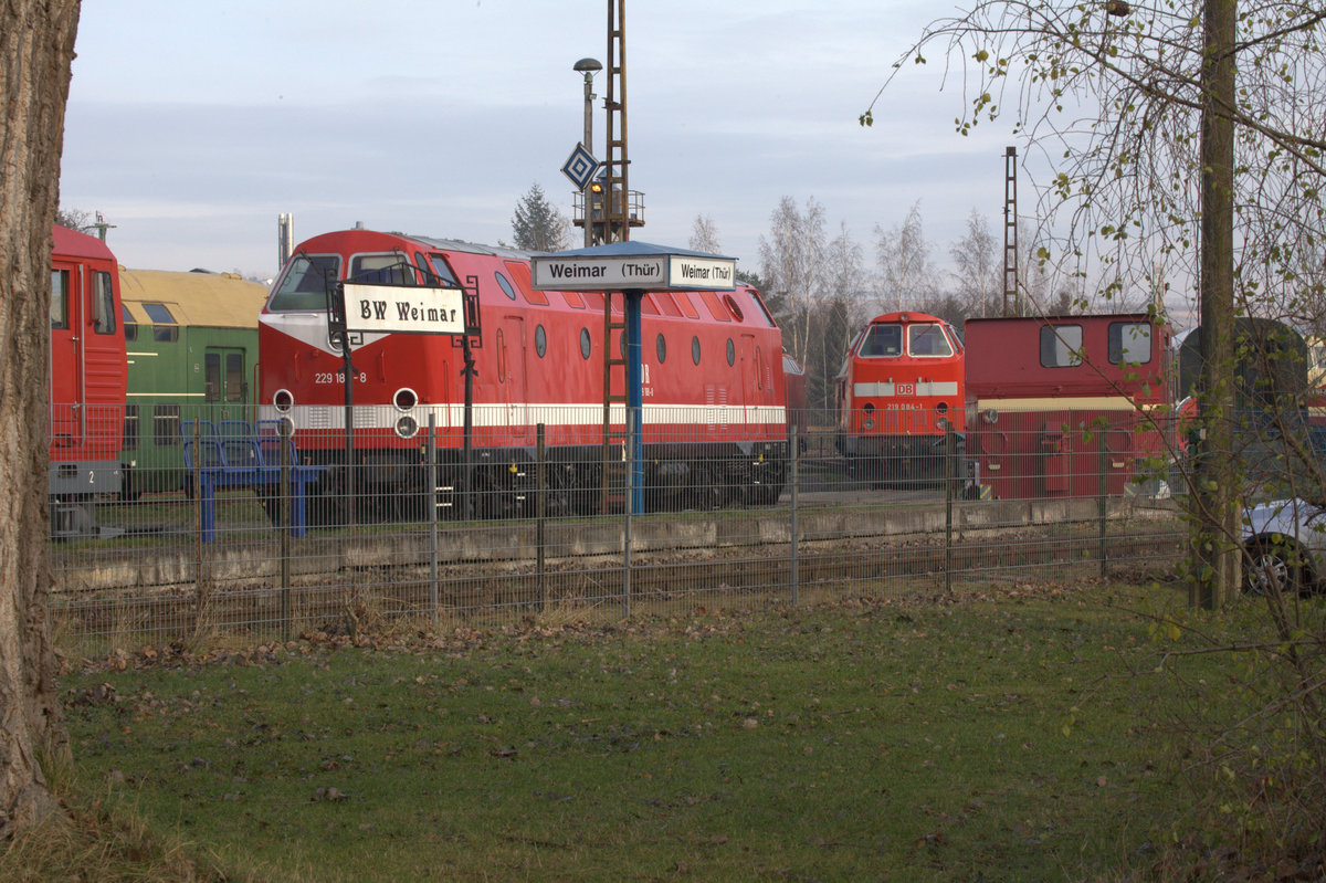 Leider war die Absprache nicht korrekt, so das nur ein Blick über den Zaun möglich war. Eisenbahnmuseum Weimar, ein  U-Boot   präsentiert sich. Die Mitglieder des Vereins waren mit dem Dampfsonderzug unterwegs. 02.12.2017 11:29 Uhr.
Nach Voranmeldung im Sommerhalbjahr ist das Museum immer am Wochenende zu besichtigen, im Freigelände sind zahlreiche Diesellokomotiven abgestellt.Unter anderm 2  U-Boote 