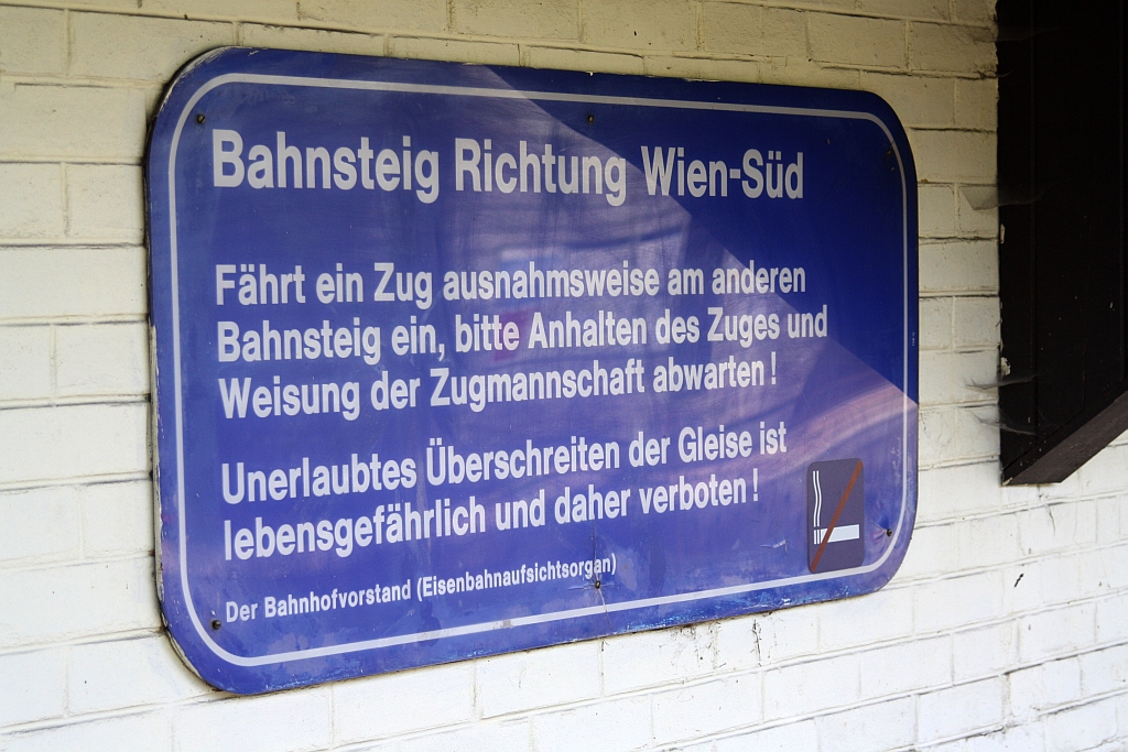 Leider war es nicht möglich eine Fahrkarte nach Wien-Süd zu erwerben. - Nicht mehr ganz aktuelles Hinweisschild in der Hst. Wolfsbergkogel am 12.Juli 2015.