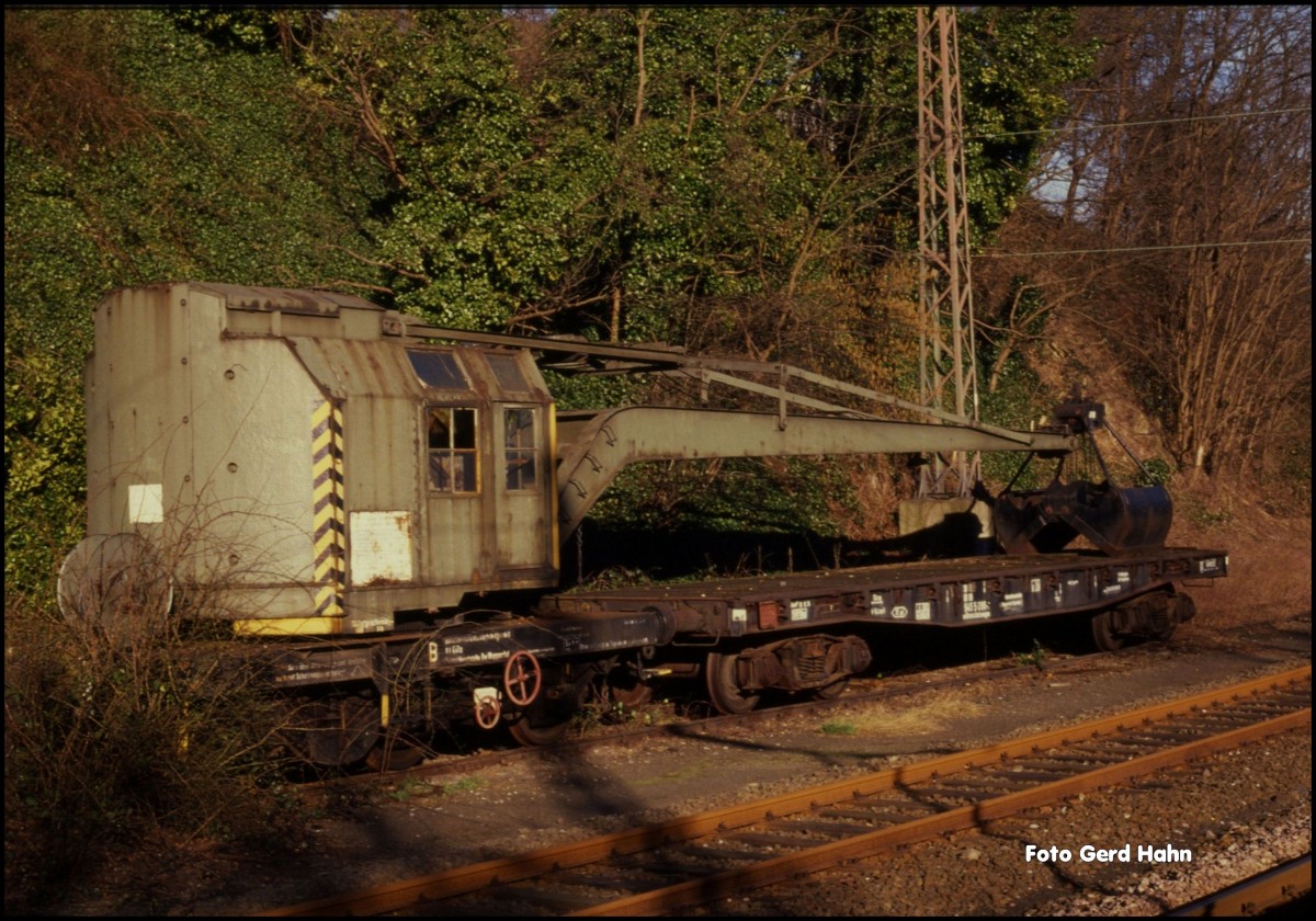 Leider war dieser interessante Schienenkran mit Aufliegerwagen vom Bahnsteig aus nicht besser zu fotografieren. Aber das alte Stück war mir dennoch eine Dokumentation wert, zumal der Kran mich sehr stark an das damalige alte Märklin Modell erinnerte. Gesehen am 22.3.1990 im Bahnhof Wuppertal - Vohwinkel.