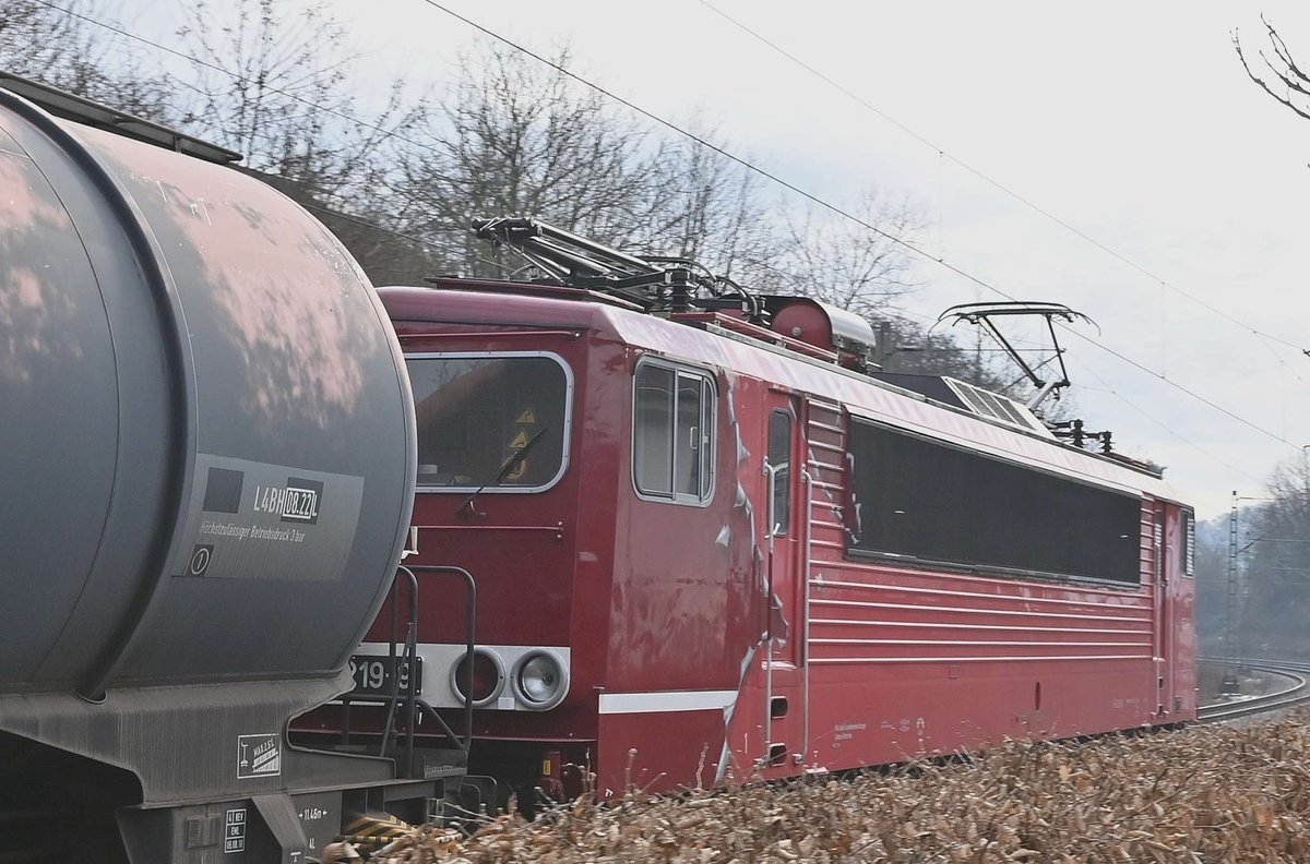 Leider war mein Standort für diese Lok recht ungünstig, da ich aber auch nicht wusste das sie den Öler gen Heilbronn zog an dem Tag. Andererseits habe ich hier noch keine Aufnahme des Führerstandes gesehen, der in DR Lackierung ist.
Detailansicht der 155 219-9 in Neckargerach am 16.2.2021