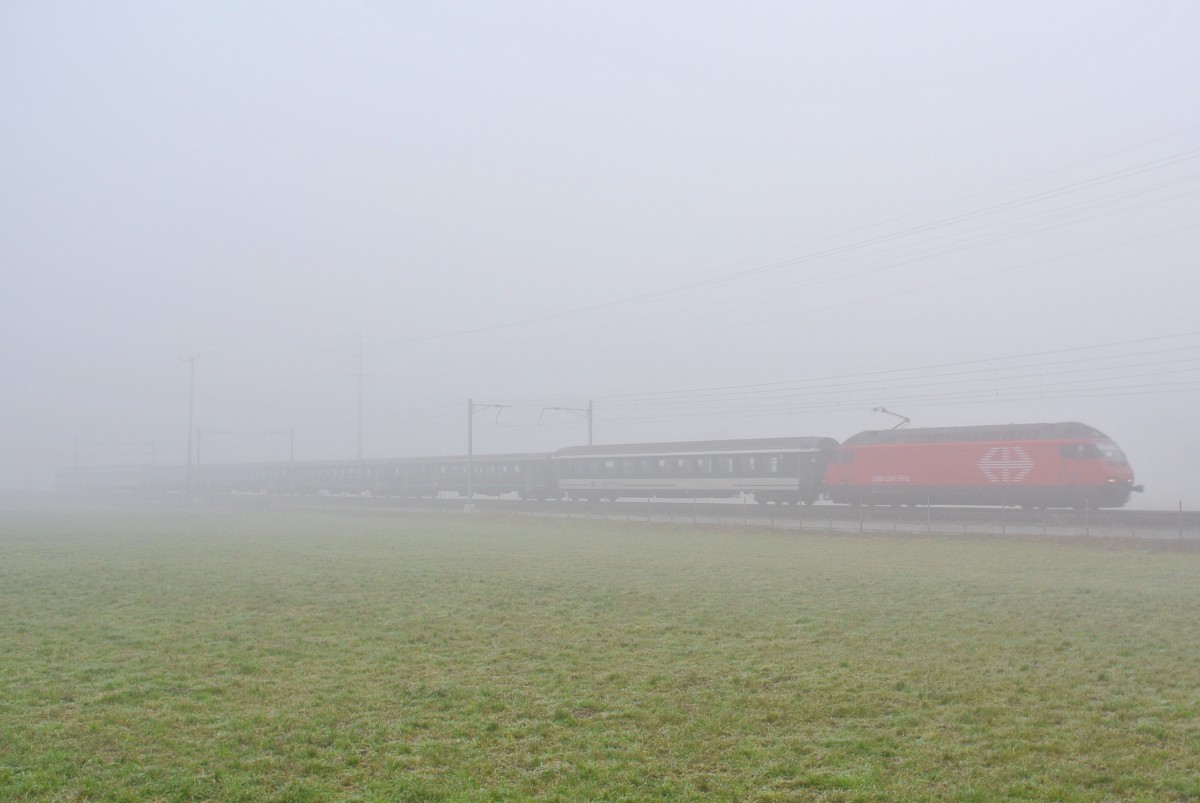 Leider war das Wetter schlechter als die Prognose... Heute reiste ich noch einmal nach Flums, um die speziellen Kompositionen noch ein letztes Mal zu fotografieren. Im Bild fhrt die Re 460 108-4 mit einem Bpm51, 2 B EWII Komfortstreifen, B EWII New Look, A EWII New Look, Apm61 Refit und D ex. SNCF als IR 1767 Richtung Chur, 12.12.2013.