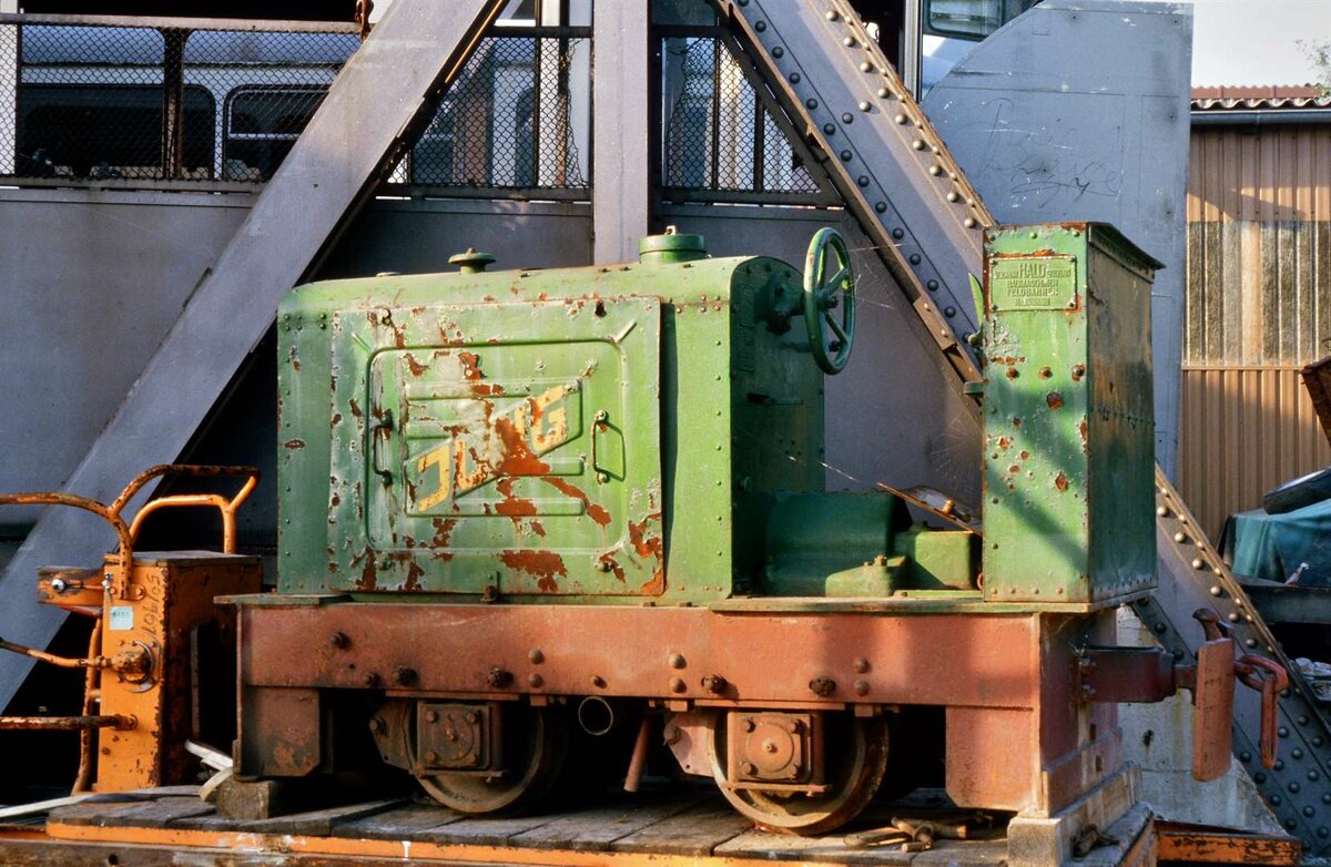 Leider weiß ich zu wenig über Feldbahnloks. Doch sie faszinieren mich und daher will ich auch dieses Foto hier zeigen. Es ist eine Jung-Feldbahnlok des Typs EL 110.