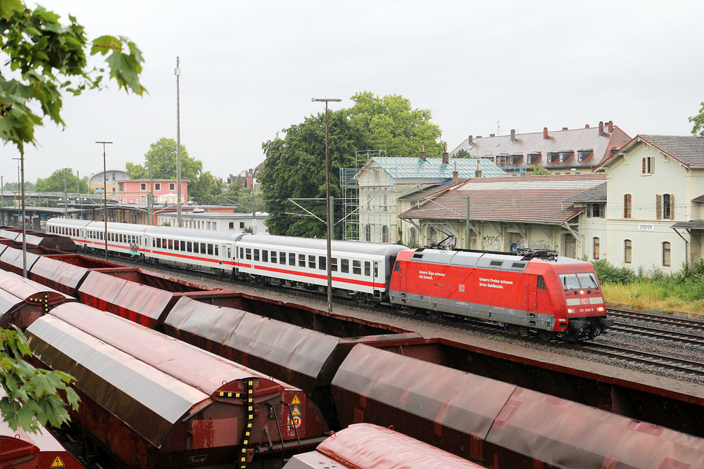 Leider wieder Geschichte ist das InterCity-Paar über Schifferstadt - Speyer - Germhersheim - Wörth nach Karlsruhe.
Der von Frankfurt kommende und mit 101 066 bespannte Zug wurde am 8. Juli 2014 in Speyer fotografiert.