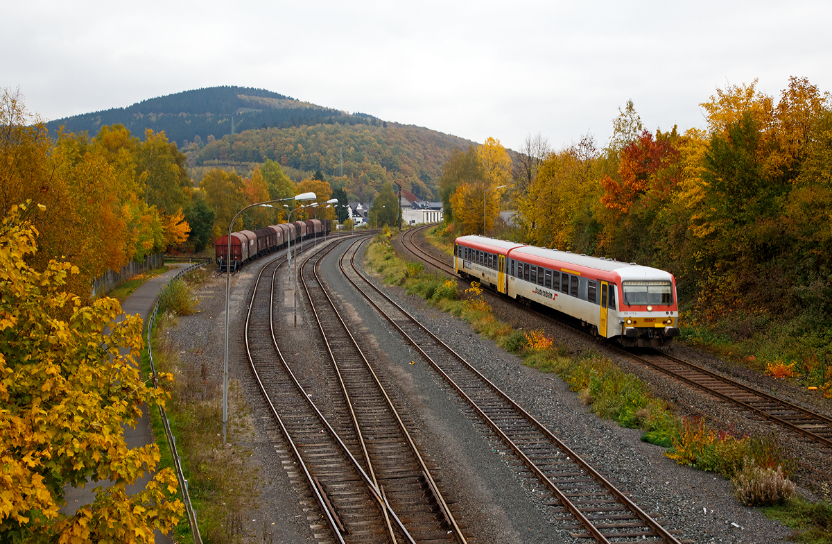 
Leider will die Sonne heute nicht zum Vorschein kommen...
Der Dieseltriebzug 928 677-4 / 628 677-7 der Westerwaldbahn (WEBA) fährt am 24.10.2015, als RB 96  Hellertalbahn  die Verbindung Neunkirchen-Herdorf-Betzdorf/Sieg, hier kurz vor dem Bahnhof Herdorf