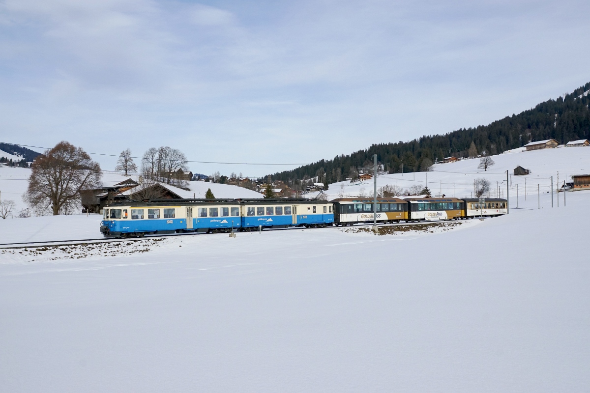 Leider wollte es wie zwei Wochen zuvor wieder nicht so richtig klappen mit dem Abschlussbild des Tages. Die Sonnte versteckte sich wieder Mal im dümmsten Moment hinter einer Wolke. Wenigstens entstand ein halbwegs brauchbares Bild des ABDe 8/8 4004 (Gruben, 06.02.2016).