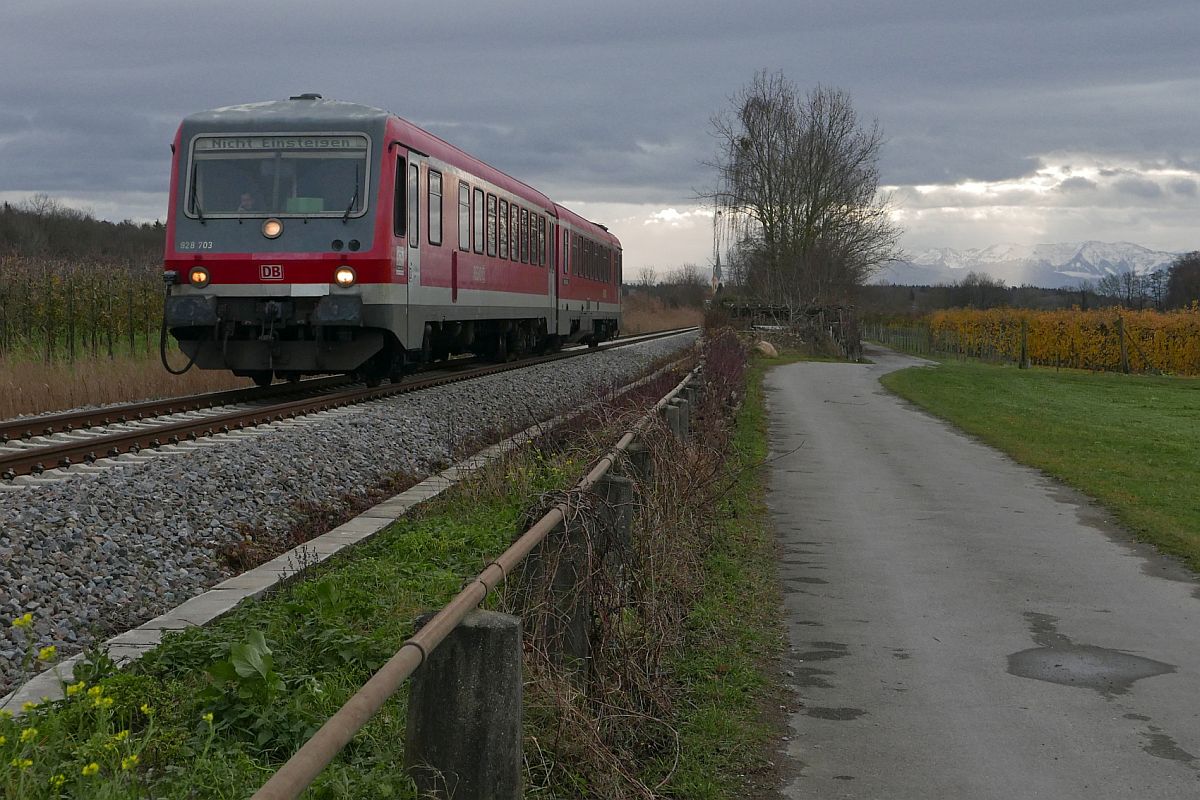 Leider zeigte sich die Sonne nur an den Bergen. Unter einer dichten Wolkenschicht f�hrt zwischen Eriskirch und Friedrichshafen 928 703 als Lz Richtung Friedrichshafen (08.12.2018).
