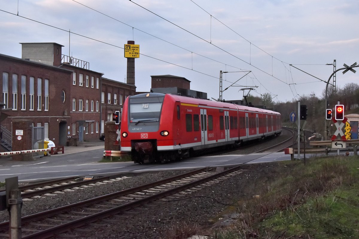 Leihquietschi 425 142 als RB 27, wie das kreative Pappschild verrät, in Jüchen auf dem Bü Kölner Straße gen Rheydt nach Mönchengladbach fahrend von mir am Abend es 27.3.2019 abgelichtet.