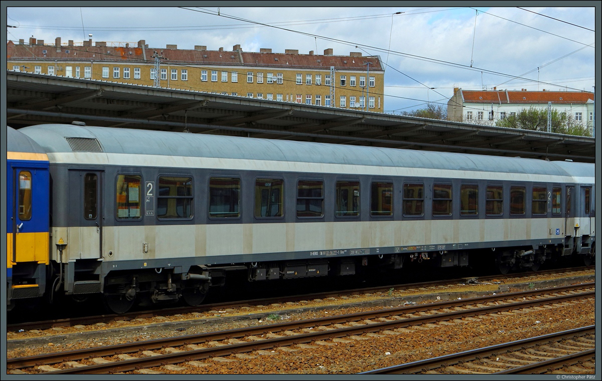 Leihweise kamen in den Locomore-Zügen auch alte Interregio-Wagen  zum Einsatz. Zu sehen ist der Bimz 264 56 80 22-94 277-1 des Unternehmens HEROS Rail Rent im Zug LOC 1818. (Berlin-Lichtenberg, 08.04.2017)