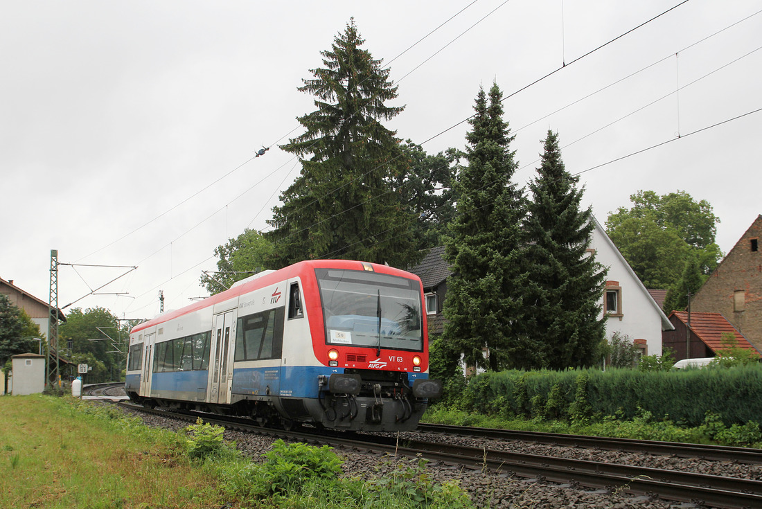 Leihweise war ein RegioShuttle als  VT 65  für die AVG im Einsatz. Aufgenommen am 8. Juli 2014 in Gondelsheim (Baden).
