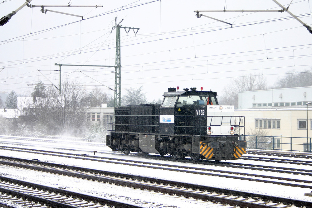 Leihweise war diese MRCE G1206 bei der Rurtalbahn als V152  Chantal  im Einsatz.
Bei starkem Schneetreiben wurde die Lok am 24. März 2008 vom Haltepunkt Köln-Müngersdorf Technologiepark fotografiert.