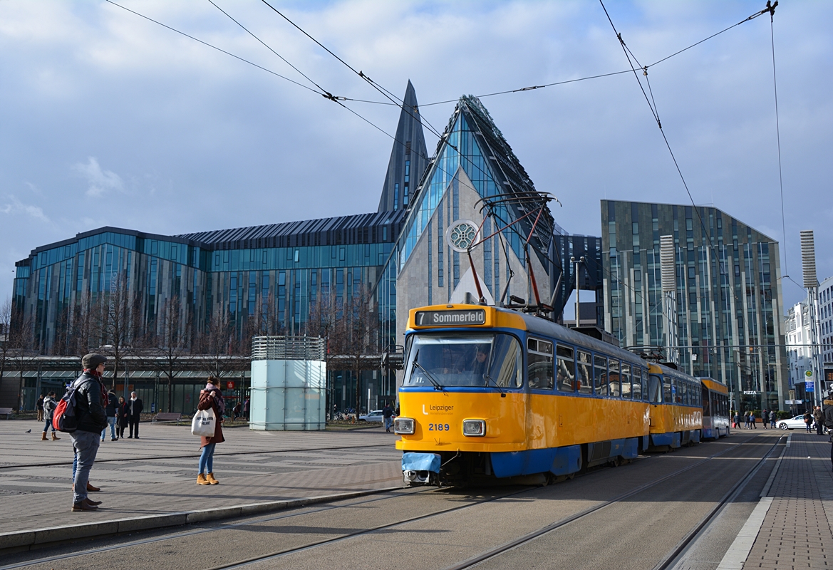 Leipzig, Augustusplatz. Zwei Tatra Wagen mit Beiwagen NB4 stehen an der Haltestelle vor dem Universität Leipzig. Die Aufnahme stammt vom 12.02.2018.