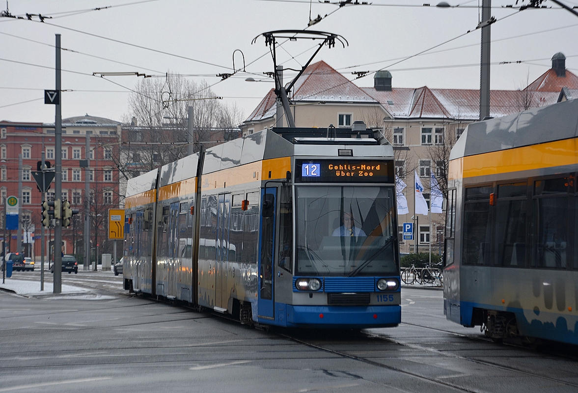 Leipzig, Grimmaischer Steinweg. DWA NGT8 #1155 auf der Linie 12 nach Gohlis-Nord erreicht die Haltestelle Augustusplatz. Die Aufnahme stammt vom 20.01.2016. 