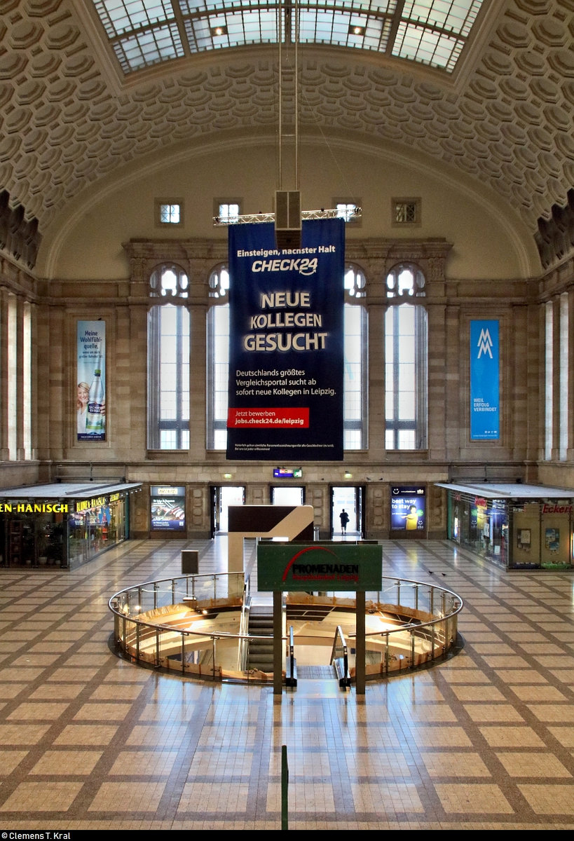 Leipzig Hbf: Impressionen eines Bahnknotens
Blick in die Westhalle. Die Rolltreppen führen u.a. nach Leipzig Hbf (tief), also zu den S-Bahn-Gleisen 1 und 2 im City-Tunnel Leipzig.
[25.8.2019 | 7:01 Uhr]