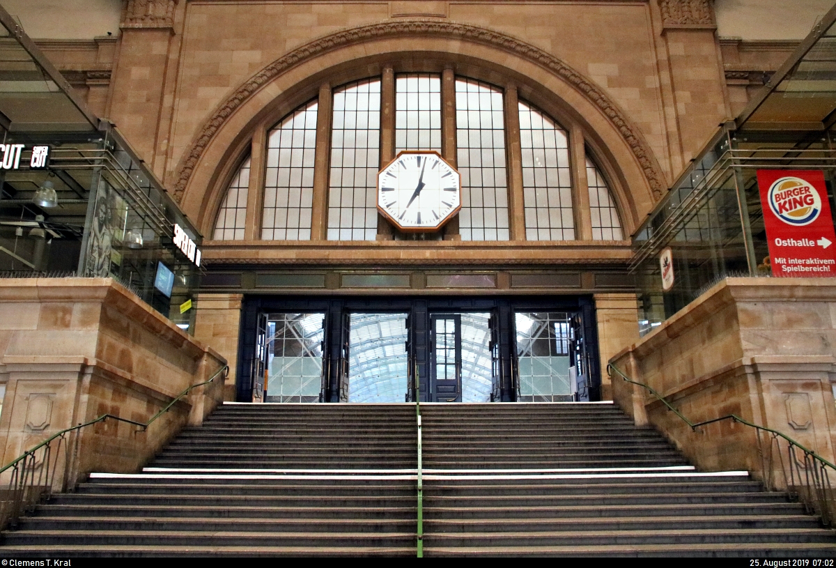 Leipzig Hbf: Impressionen eines Bahnknotens
Blick auf den Treppenaufgang von der Westhalle zum Querbahnsteig und weiter zu den Bahnsteiggleisen.
[25.8.2019 | 7:02 Uhr]