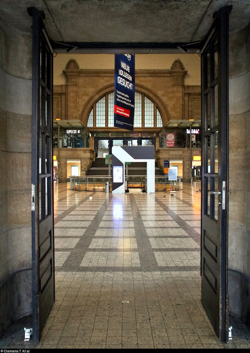 Leipzig Hbf: Impressionen eines Bahnknotens
Blick vom Eingang am Willy-Brandt-Platz in die Westhalle. Von dort aus gelangt man zu Geschäften und den Bahnsteigen.
[25.8.2019 | 7:03 Uhr]