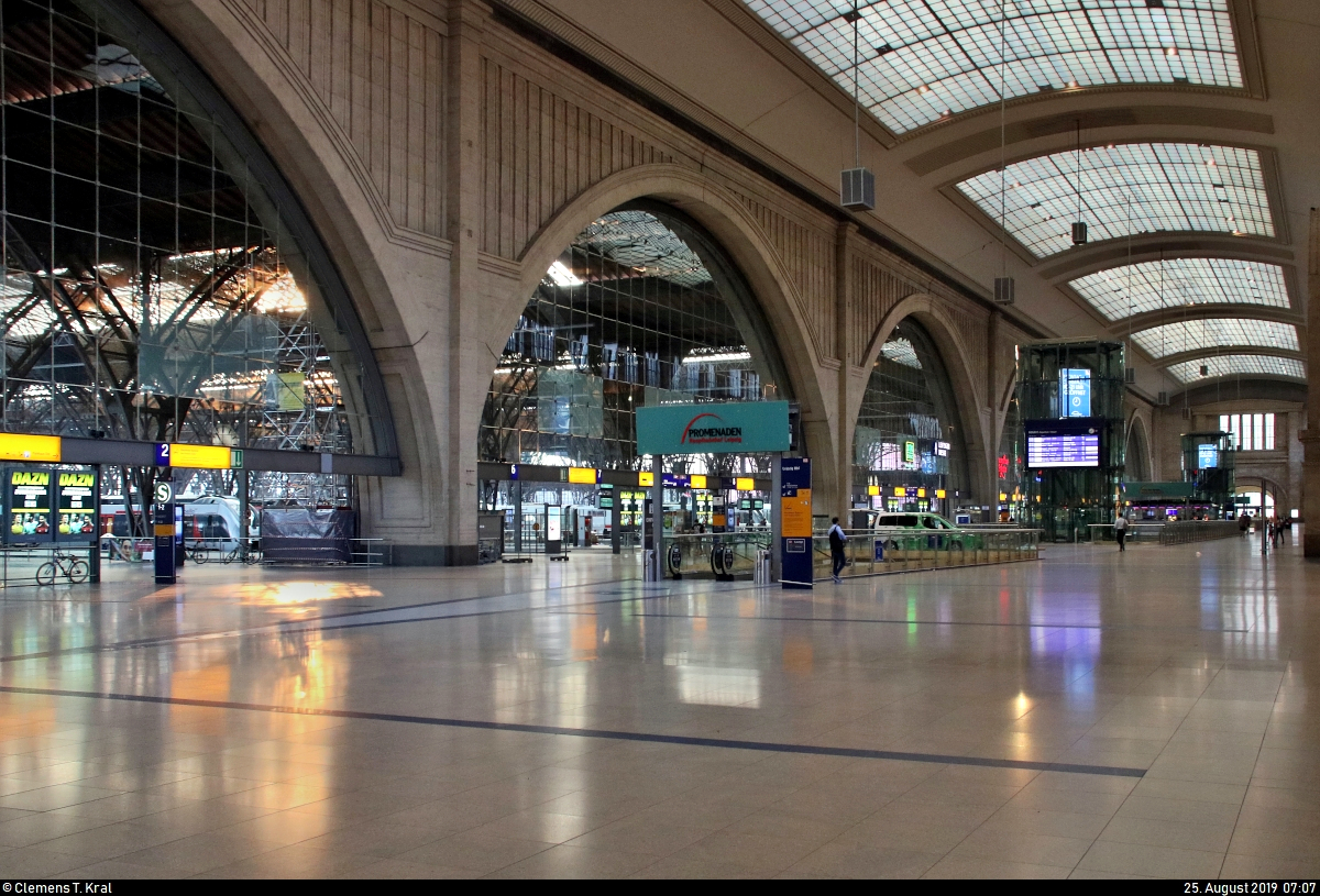 Leipzig Hbf: Impressionen eines Bahnknotens
Blick in Richtung der großen Bögen, unter denen man vom Querbahnsteig auf die Bahnsteiggleise gelangt.
Währenddessen sendet die Sonne ihre ersten Strahlen durch die Bahnsteighalle.
[25.8.2019 | 7:07 Uhr]