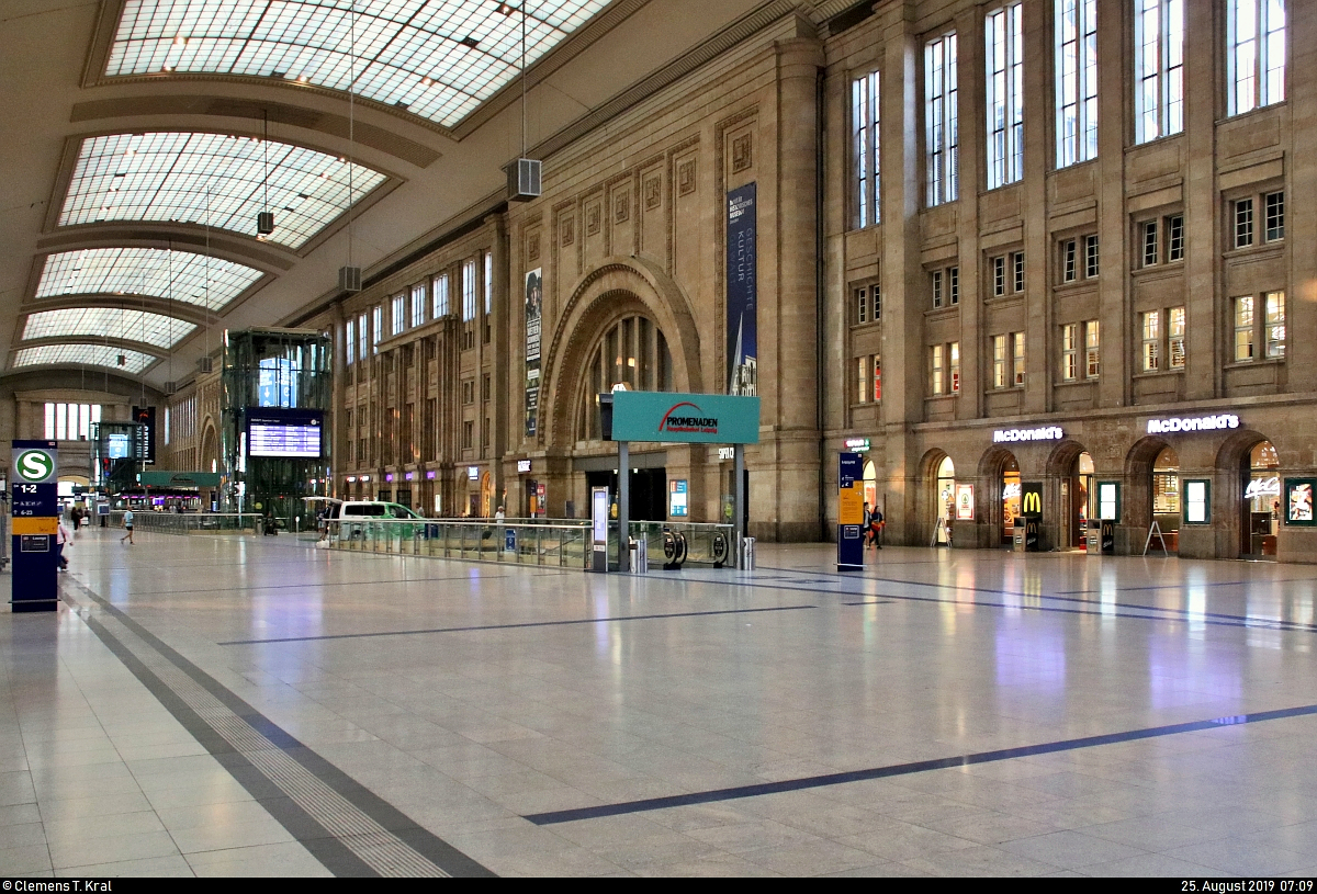 Leipzig Hbf: Impressionen eines Bahnknotens
Blick von westlicher Richtung auf den großzügig angelegten Querbahnsteig. Zum Sonntagmorgen konnte hier noch in Ruhe fotografiert werden.
[25.8.2019 | 7:09 Uhr]