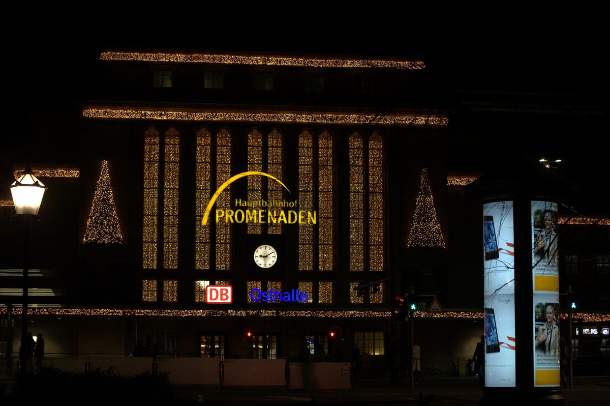Leipzig Hbf Osthalle im weihnachlichem Schmuck.12.12.2013 21:14 Uhr.