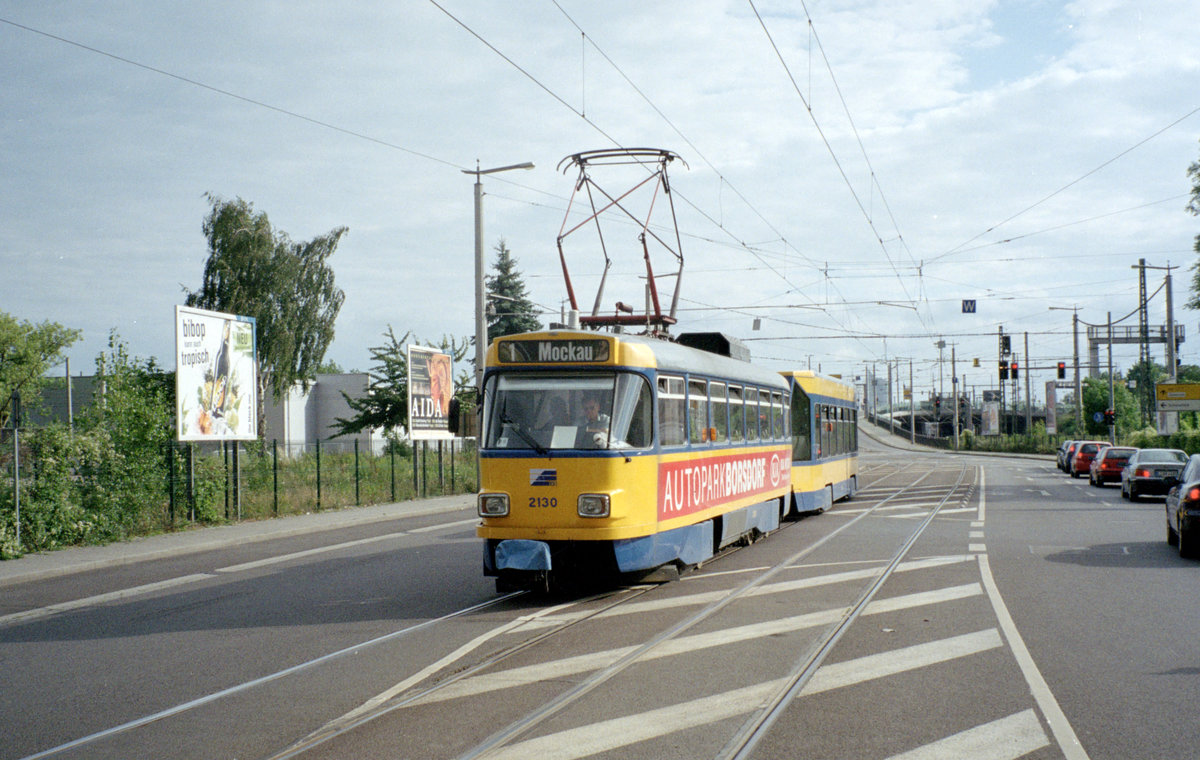 Leipzig LVB SL 1 (Tw 2130) Mockauer Straße / Volbedingstraße am 14. Juli 2008. - Scan von einem Farbnegativ. Film: Kodak Film FB 200. Kamera: Leica C2.