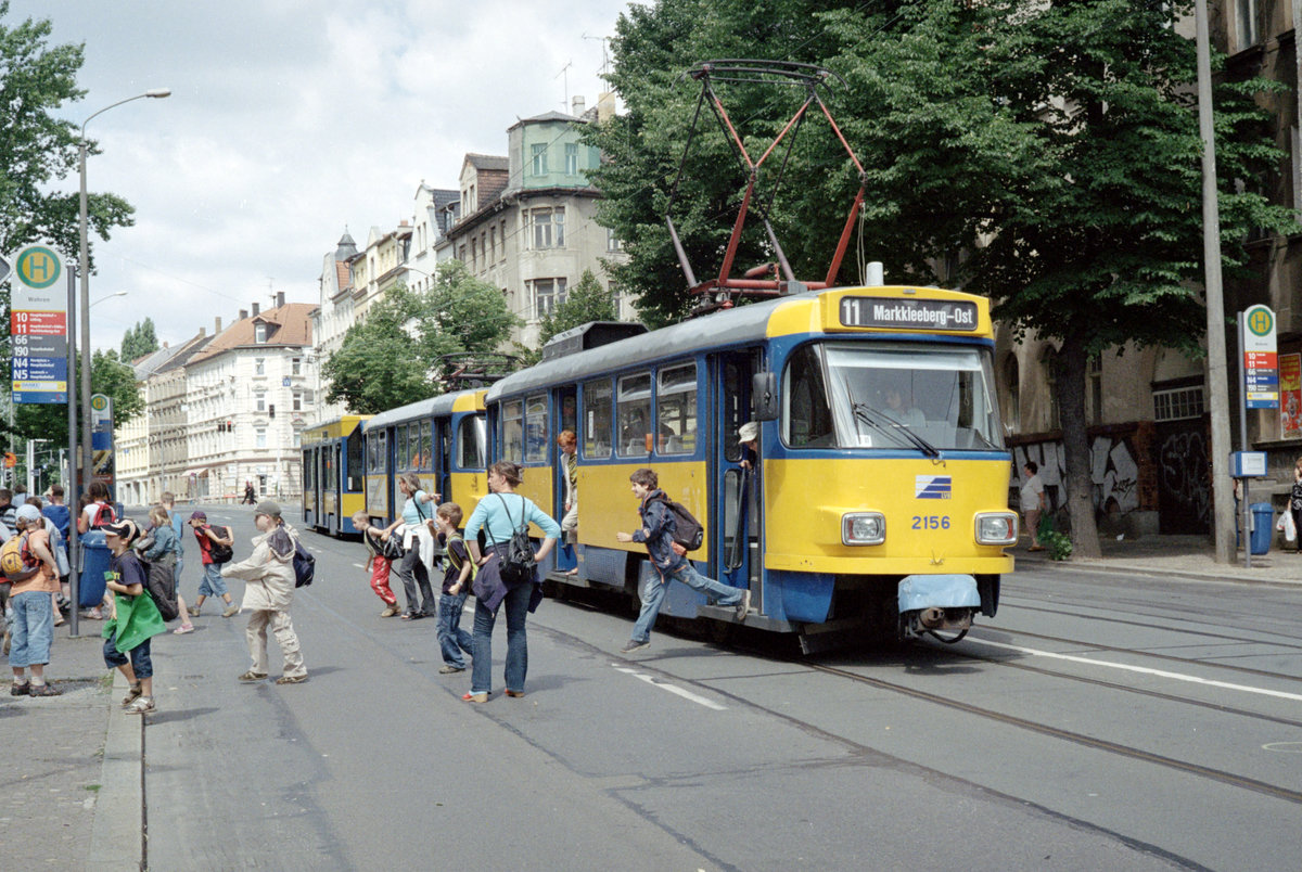 Leipzig LVB SL 11 (T4D-M1 (LVB-Typ 33h) 2156) Wahren, Georg-Schumann-Straße am 15. Juli 2008. - Scan von einem Farbnegativ. Film: Kodak FB 200. Kamera: Leica CL.