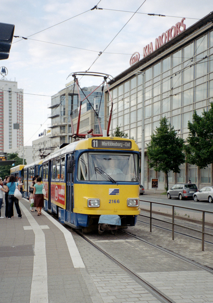 Leipzig LVB SL 11 (T4D-M1 (LVB-Typ 33c) 2166) Georgiring / Augustusplatz am 15. Juli 2008. -
Scan eines Farbnegativs. Film: Kodak FB 200-7. Kamera: Leica C2.
