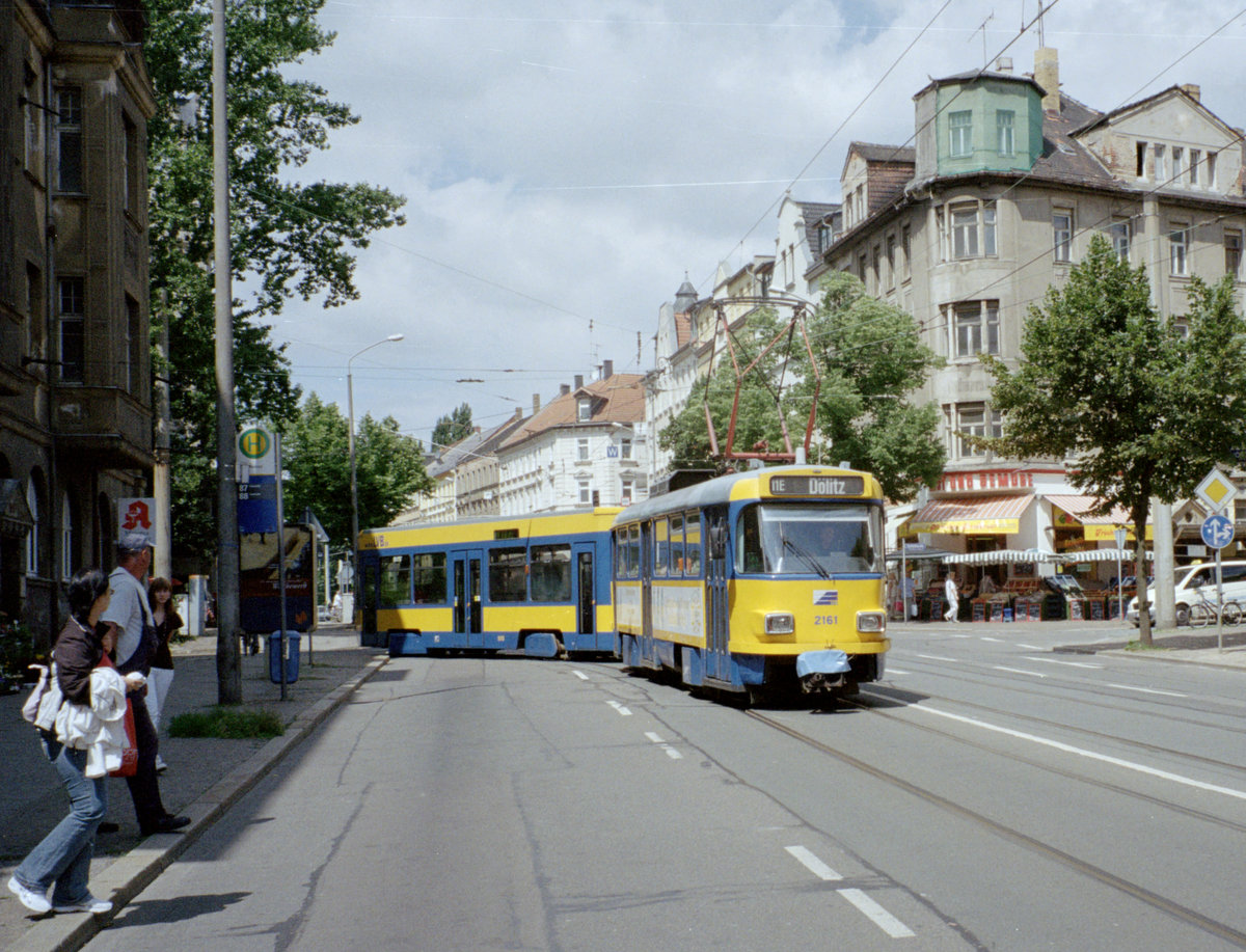 Leipzig LVB SL 11E (T4D-M1 (LVB-Typ 33h) 2161) Wahren, Georg-Schumann-Straße am 15. Juli 2008. - Scan von einem Farbnegativ. Film: Kodak FB 200. Kamera: Leica C2.