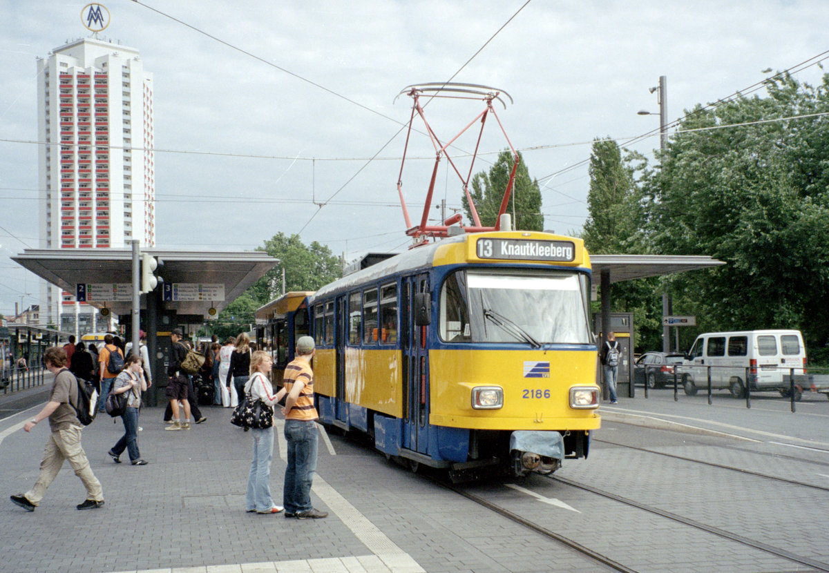 Leipzig LVB SL 13 (Tw 2186) Willy-Brandt-Platz / Hauptbahnhof am 14. Juli 2008. - Scan von einem Farbnegativ. Film: Kodak Film FB 200. Kamera: Leica C2. 