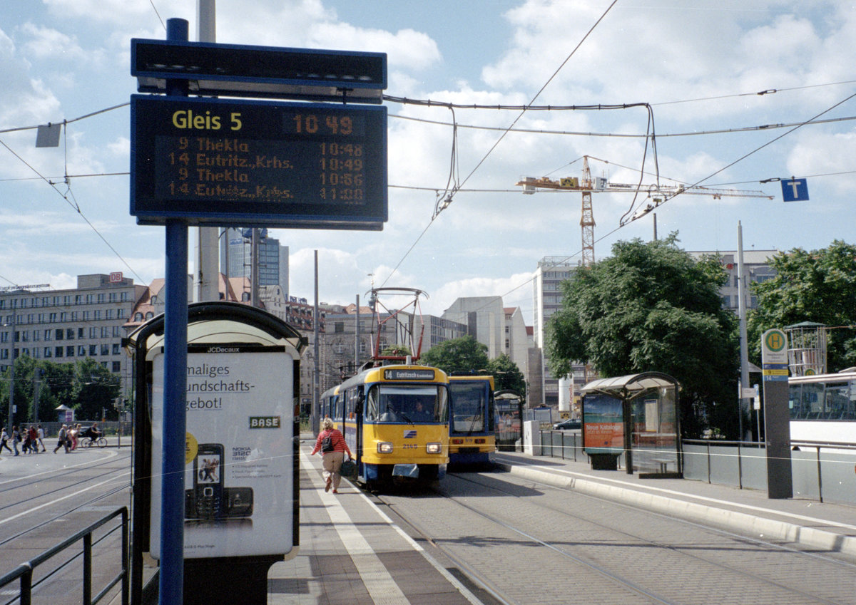 Leipzig LVB SL 14 (T4D-M1 (LVB-Tyo 33c) 2145) Willy-Brandt-Platz / Hauptbahnhof am 15. Juli 2008. - Scan von einem Farbnegativ. Film: Kodak FB 200. Kamera: Leica C2.