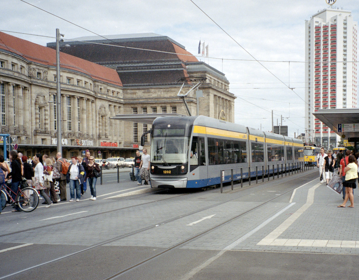 Leipzig LVB SL 16 (Tw 1202) Willy-Brandt-Platz / Hauptbahnhof am 14. Juli 2008. - Scan von einem Farbnegativ. Film: Kodak Film FB 200. Kamera: Leica C2.