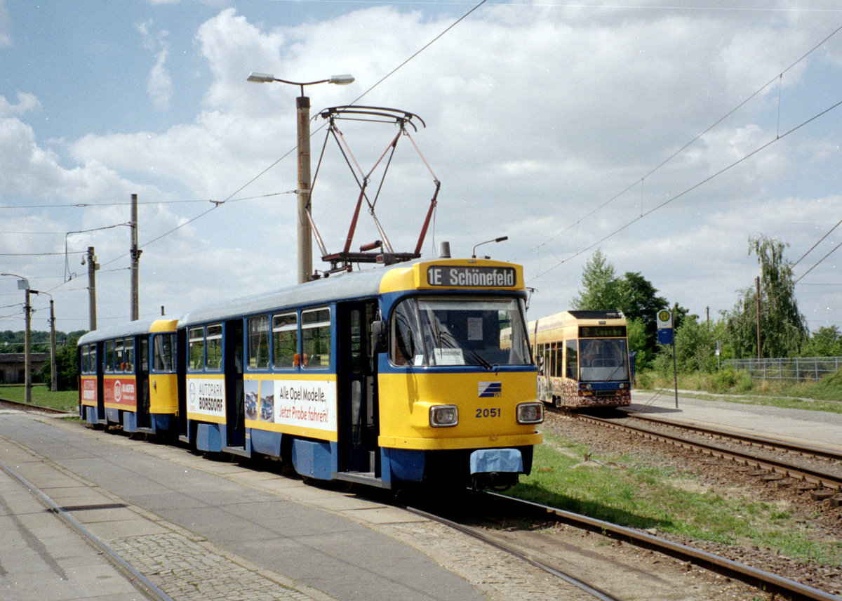 Leipzig LVB SL 1E (T4D-M2 (LVB-Typ 33d) 2051) Lausen-Grünau, Lausen (Endst.) am 15. Juli 2008. - Scan von einem Farbnegativ. Film: Kodak FB 200. Kamera: Leica C2.