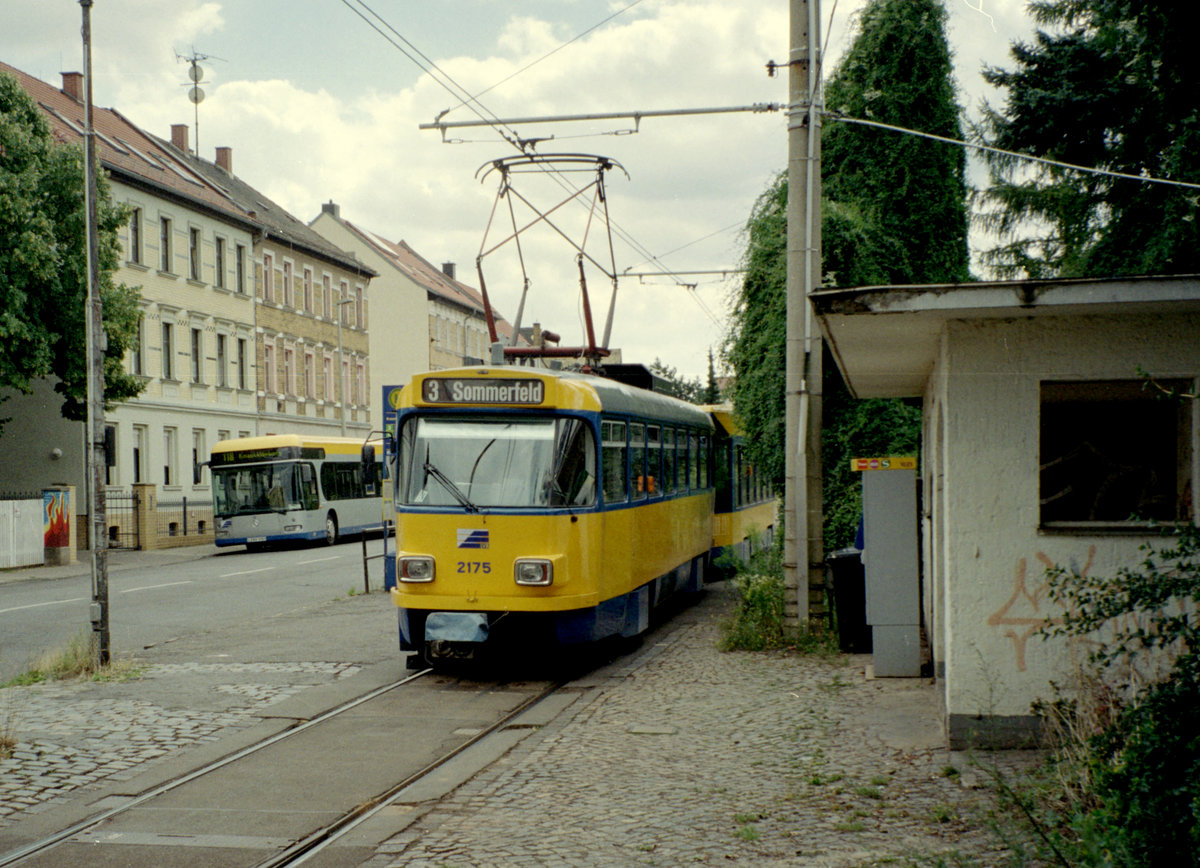 Leipzig LVB SL 3 (T4D-M1 (LVB-Typ 33c) 2175) Knautkleeberg, Dieskaustraße (Endstelle, Einstieg) am 15. Juli 2008. - Scan eines Farbnegativs. Film: Kodak FB 200-7. Kamera: Leica C2.