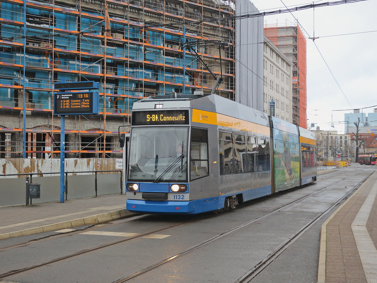 Leipzig LVB SL 7 (NGT12 (LVB-Typ 38) 1205) in Richtung Böhlitz-Ehrenberg bei der Ausfahrt aus der Haltestelle Hauptbahnhof Leipzig / Willy-Brandt-Platz am 17. Januar 2022. 