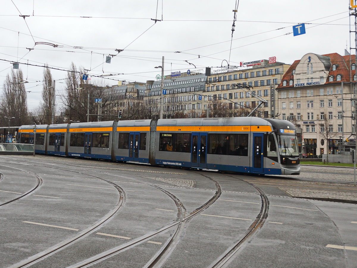 Leipzig LVB SL 7 (NGT12 (LVB-Typ 38) 1205) in Richtung Böhlitz-Ehrenberg bei der Ausfahrt aus der Haltestelle Hauptbahnhof Leipzig / Willy-Brandt-Platz am 17. Januar 2022.