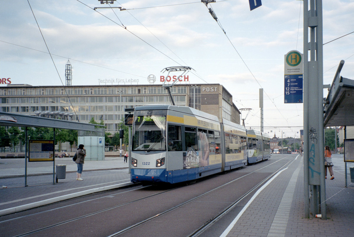 Leipzig LVB SL 7 (NGTW6 (LVB-Typ 37A) 1322) Augustusplatz am 15. Juli 2008. - Scan eines Farbnegativs. Film: Kodak FB 200-7. Kamera: Leica C2.